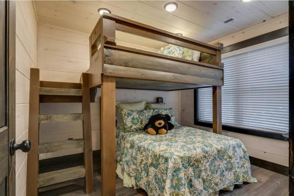 Blue Moon Ridge: Brand New Cabin! 5 Bedrooms, Pool/hot Tub, Theatre *