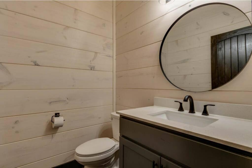 Blue Moon Ridge: Brand New Cabin! 5 Bedrooms, Pool/hot Tub, Theatre * Pigeon Forge