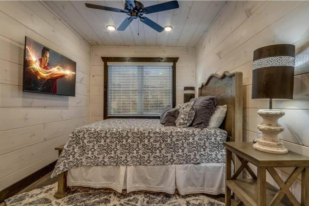 Blue Moon Ridge: Brand New Cabin! 5 Bedrooms, Pool/hot Tub, Theatre Holiday home