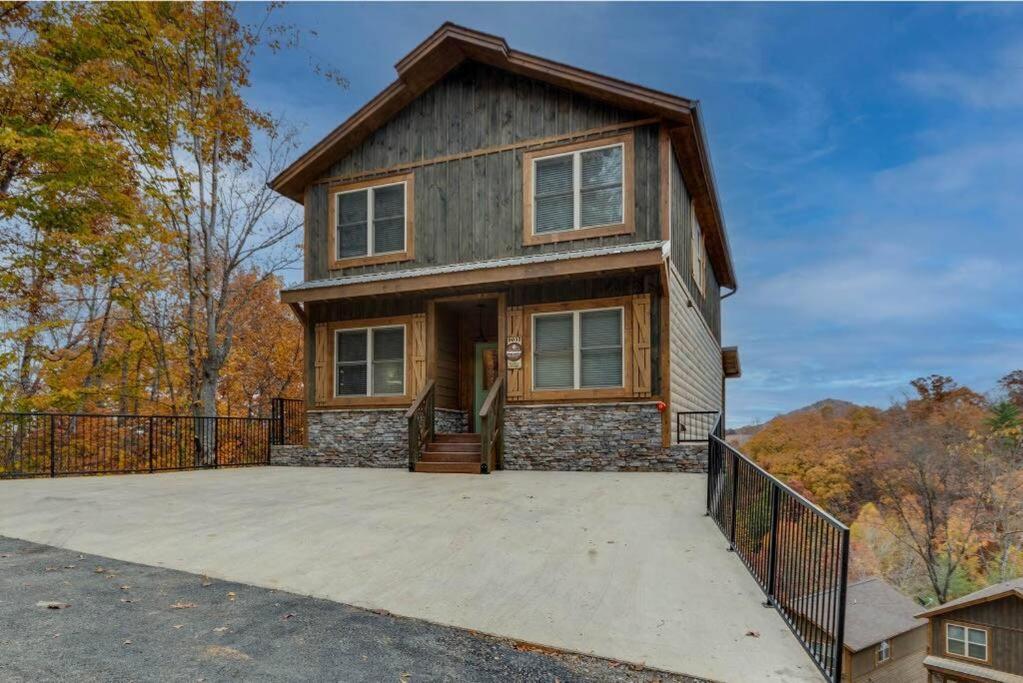 Holiday home Blue Moon Ridge: Brand New Cabin! 5 Bedrooms, Pool/hot Tub, Theatre *