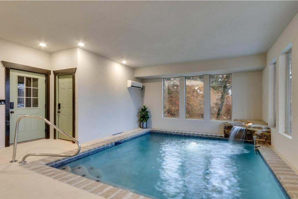 Holiday home Blue Moon Ridge: Brand New Cabin! 5 Bedrooms, Pool/hot Tub, Theatre Pigeon Forge
