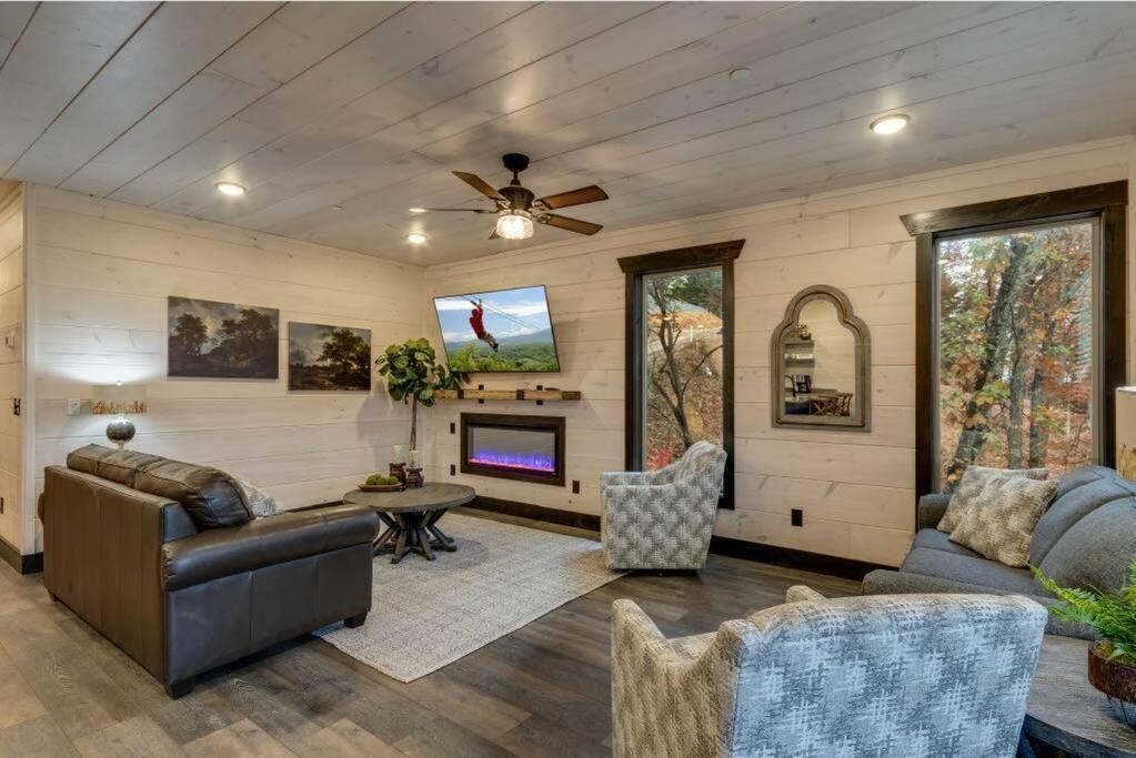 Blue Moon Ridge: Brand New Cabin! 5 Bedrooms, Pool/hot Tub, Theatre *