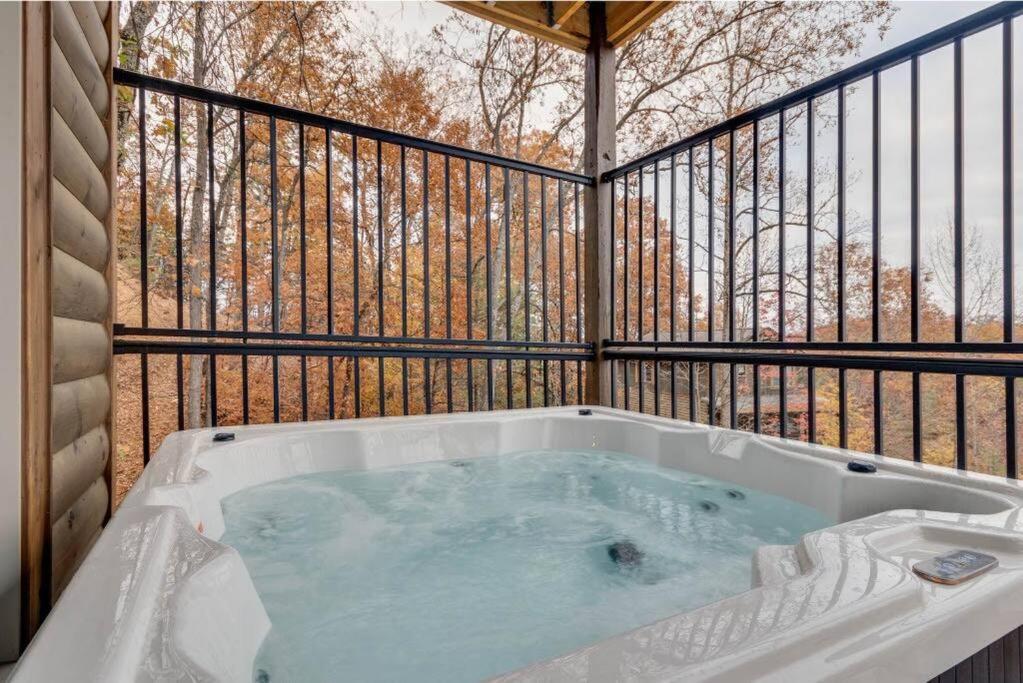 Holiday home Blue Moon Ridge: Brand New Cabin! 5 Bedrooms, Pool/hot Tub, Theatre *