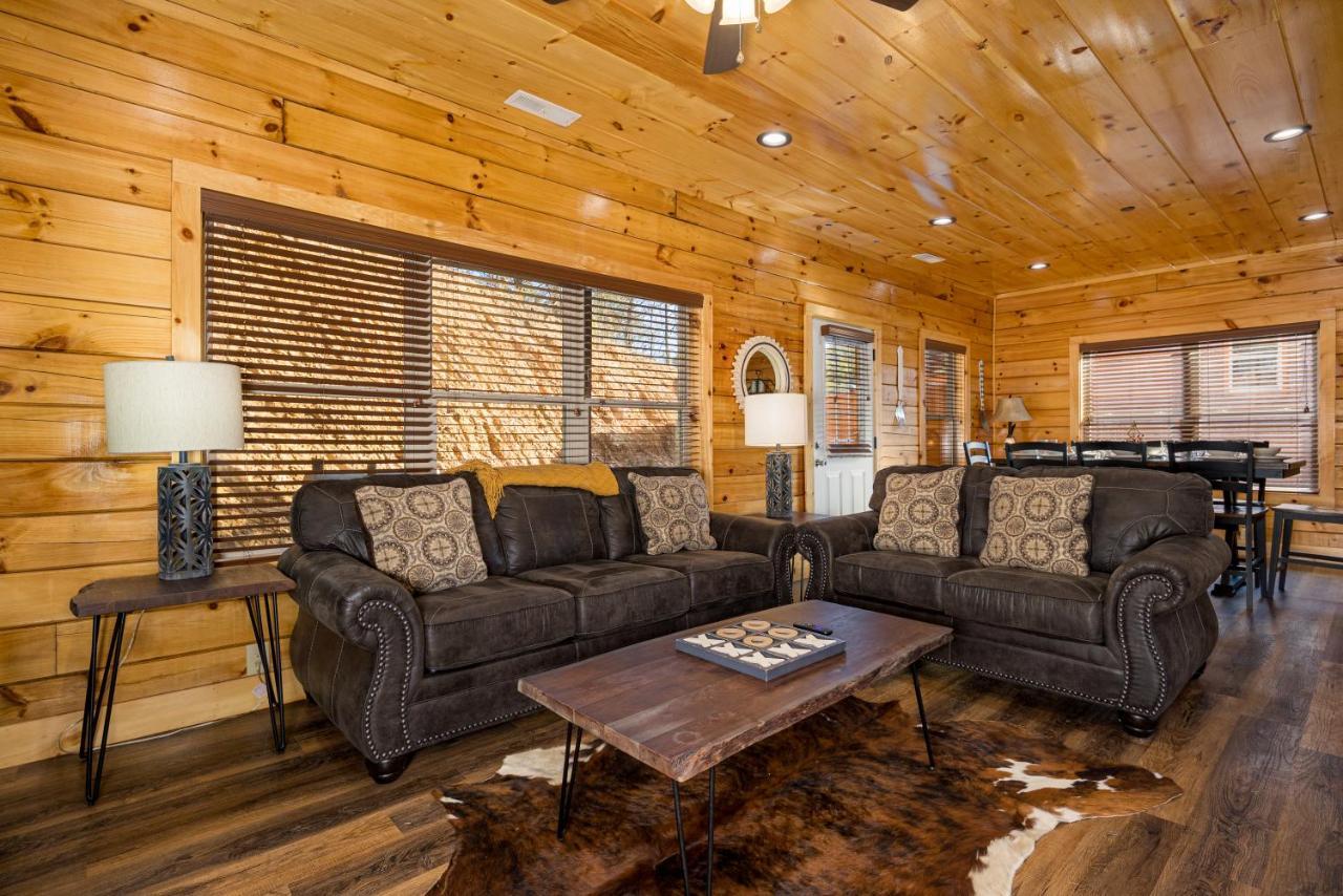 Apartment Mountain Haven: Dual Hot Tubs & Entertainment Hub