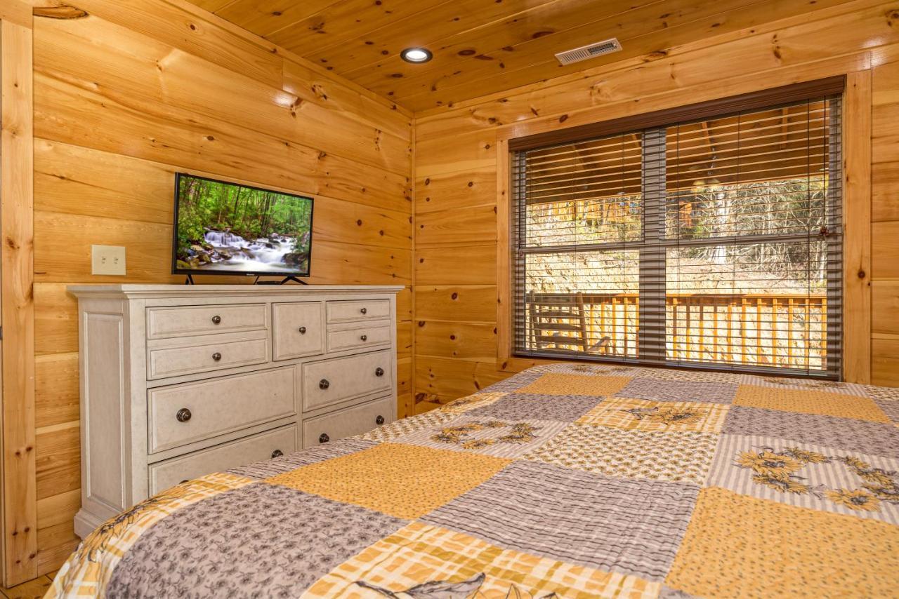 Mountain Haven: Dual Hot Tubs & Entertainment Hub