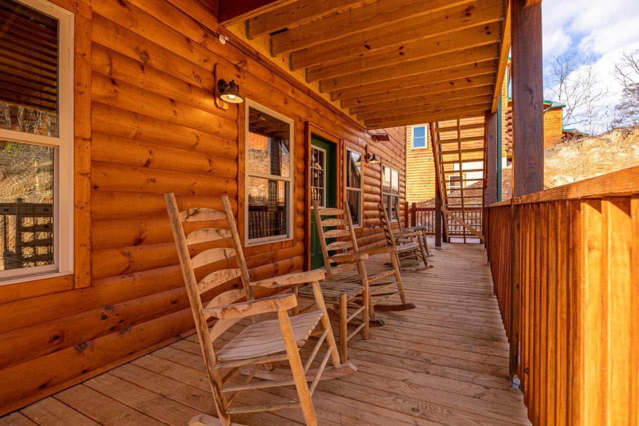 Mountain Haven: Dual Hot Tubs & Entertainment Hub