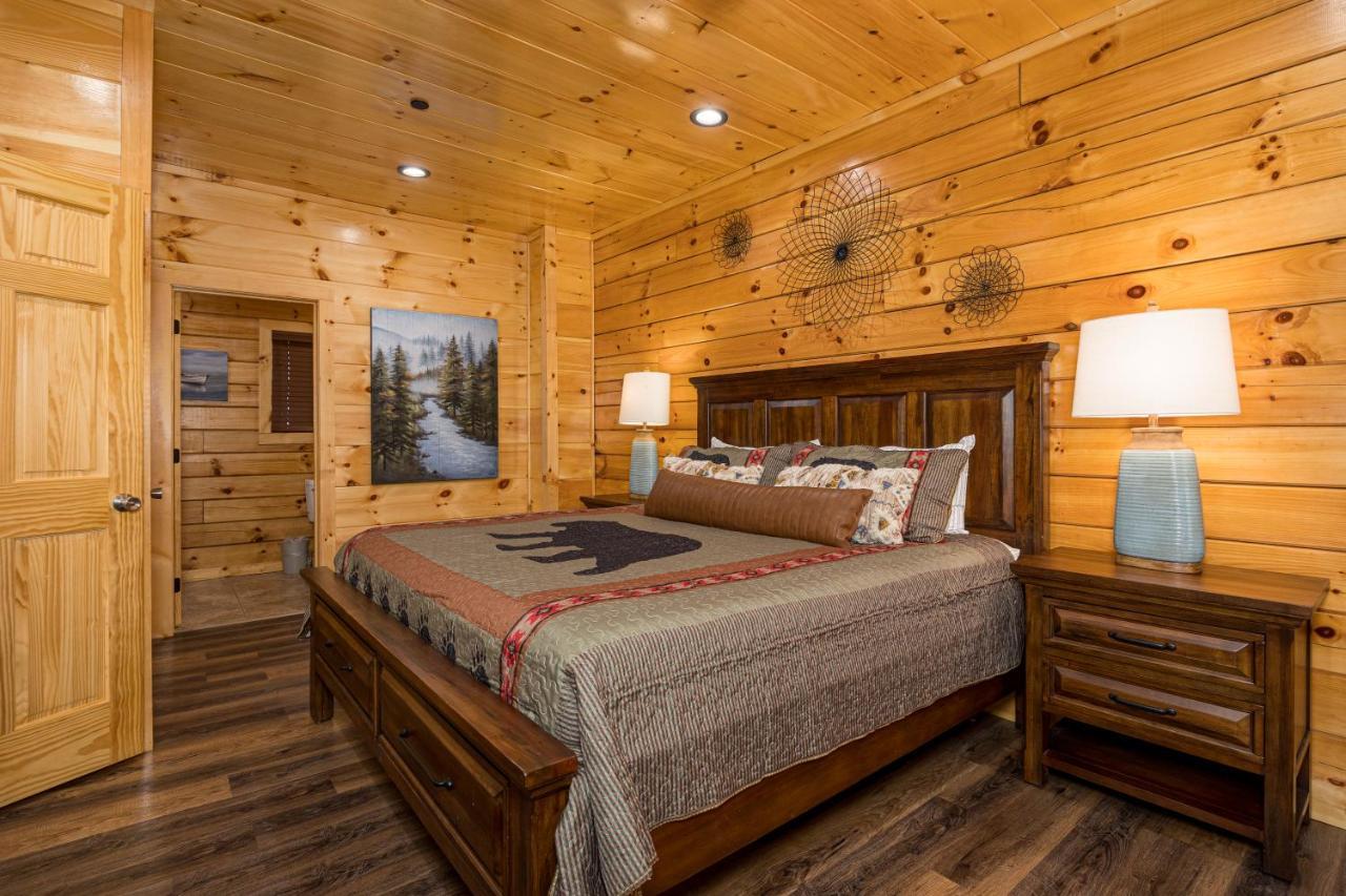 Apartment Mountain Haven: Dual Hot Tubs & Entertainment Hub
