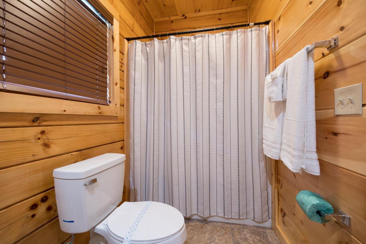 Apartment Mountain Haven: Dual Hot Tubs & Entertainment Hub *
