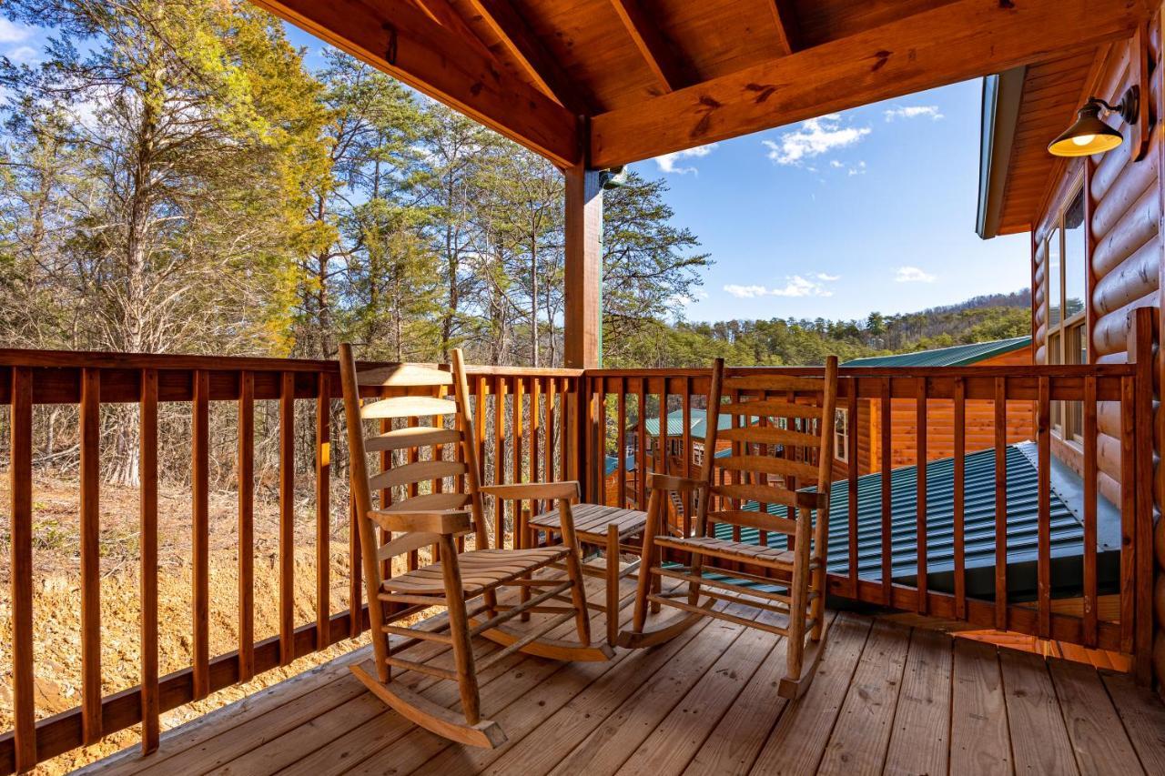 Mountain Haven: Dual Hot Tubs & Entertainment Hub