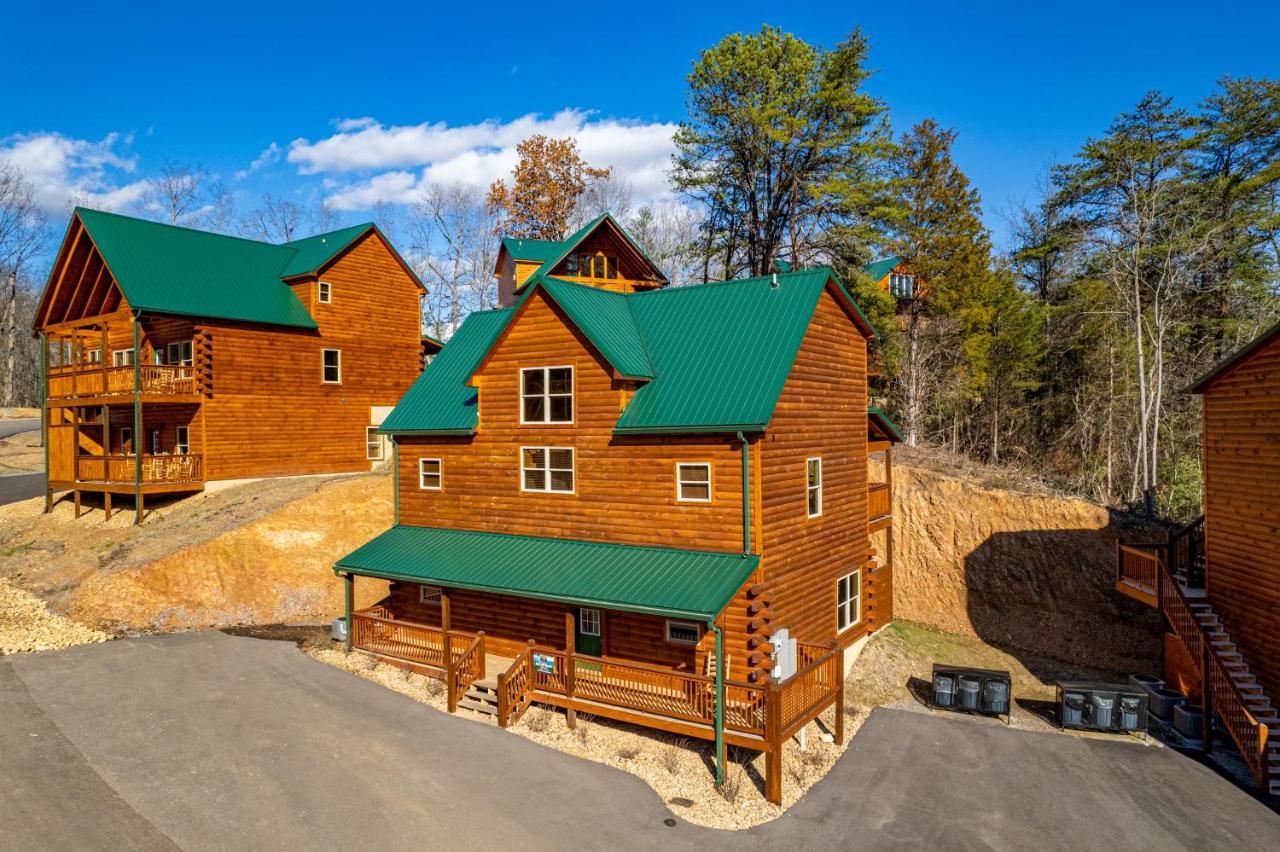 Mountain Haven: Dual Hot Tubs & Entertainment Hub Apartment