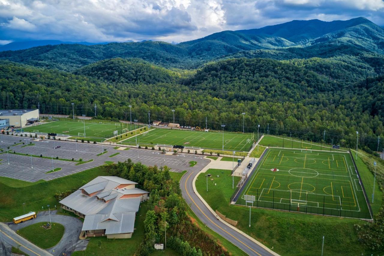 Mountain Haven: Dual Hot Tubs & Entertainment Hub Apartment Pigeon Forge