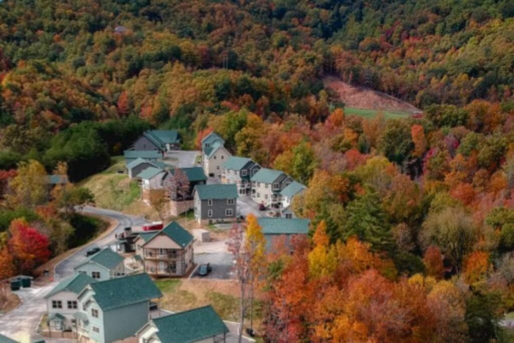 Shelter Me - 5 Miles To Dollywood , Hot Tub, Wi-fi, Game Holiday home