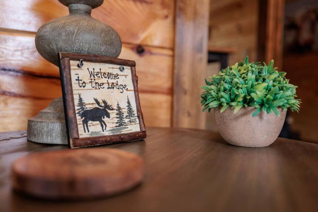 Shelter Me - 5 Miles To Dollywood , Hot Tub, Wi-fi, Game Holiday home Pigeon Forge