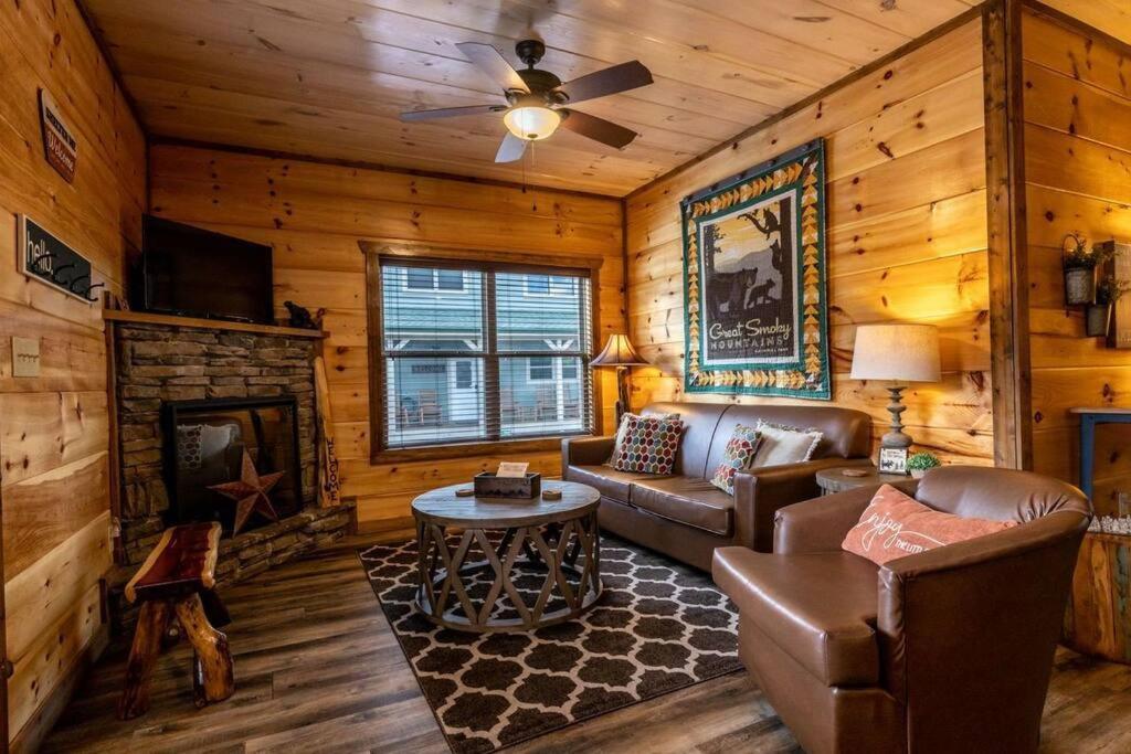Shelter Me - 5 Miles To Dollywood , Hot Tub, Wi-fi, Game Pigeon Forge