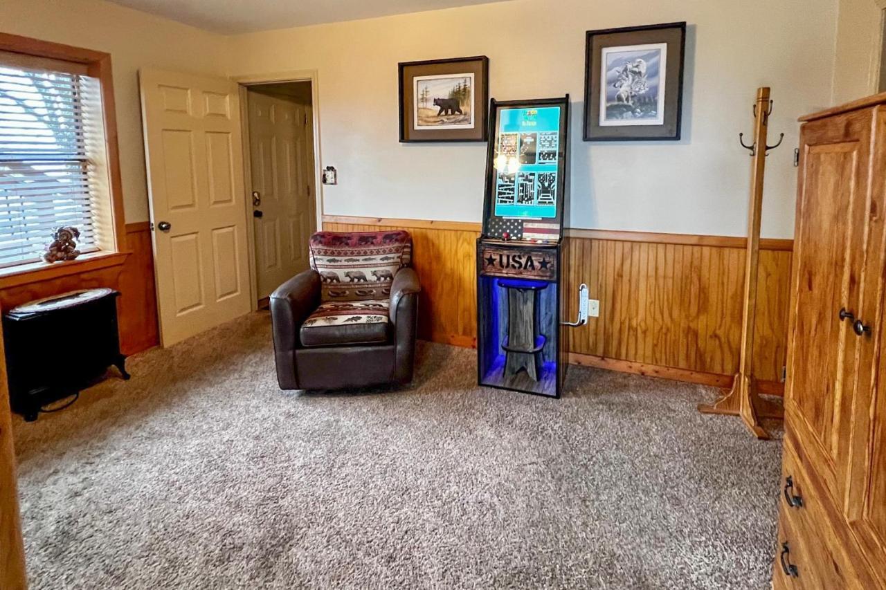 Smoky Mountain Retreat With Hot Tub, Arcade Games Pigeon Forge