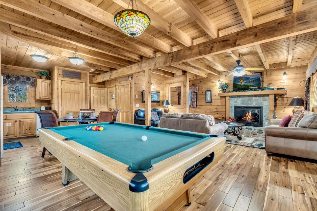 Reflections, Hot Tub, Pool, Wifi, 1089 Free Tickets Each Paid Day, Dollywood And Holiday home *