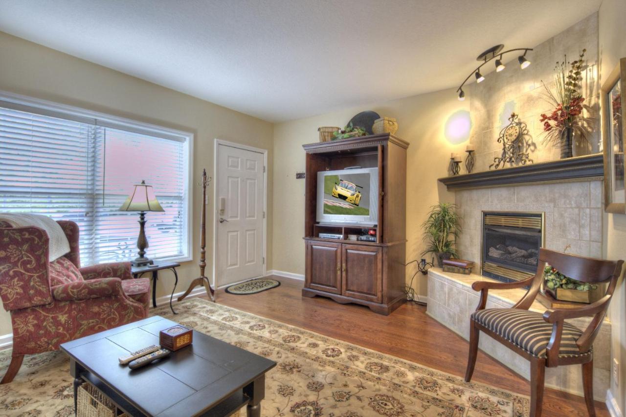 Apartment Colonial Crest 107 - Great Location! - Walk To Town!