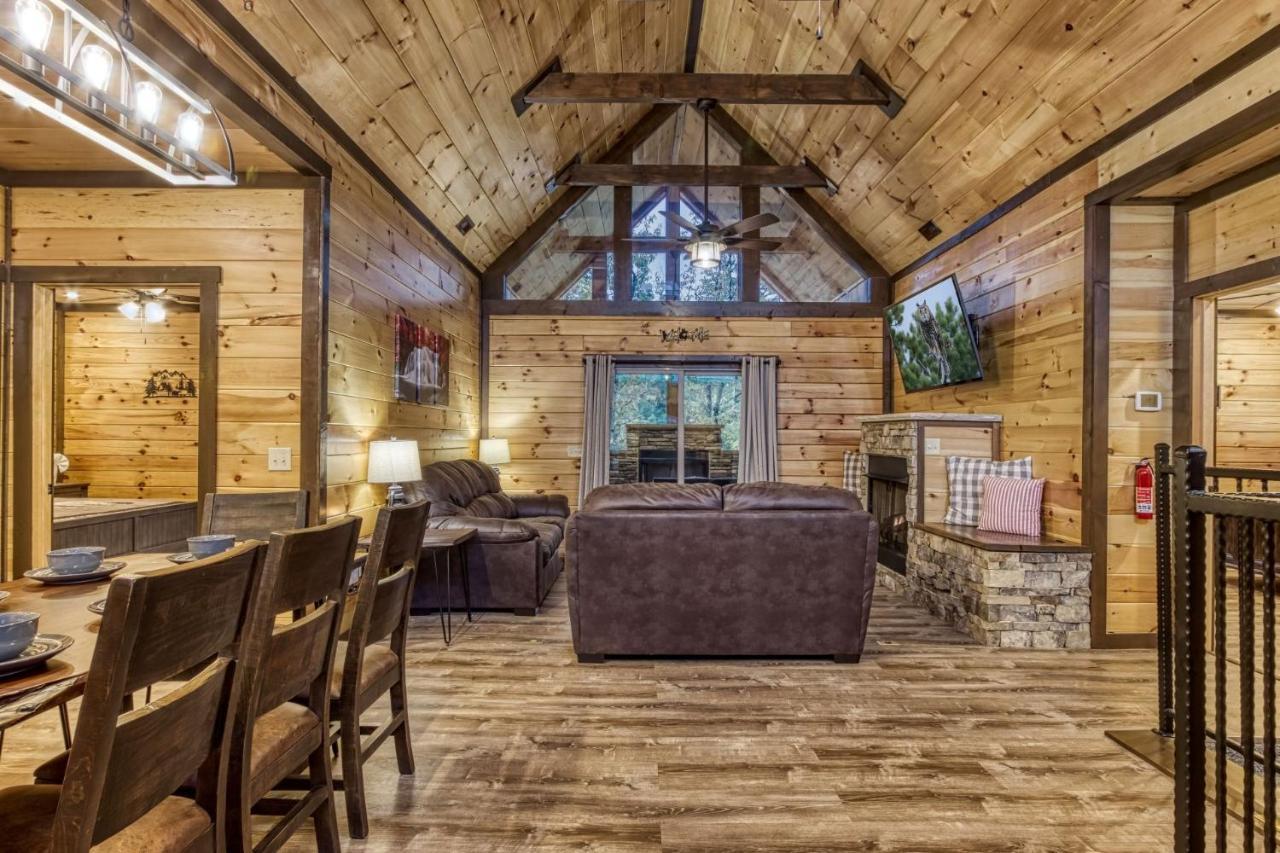 Ern823 - Eagle Falls - Great Location With Private Heated Indoor Pool! Close To Town!