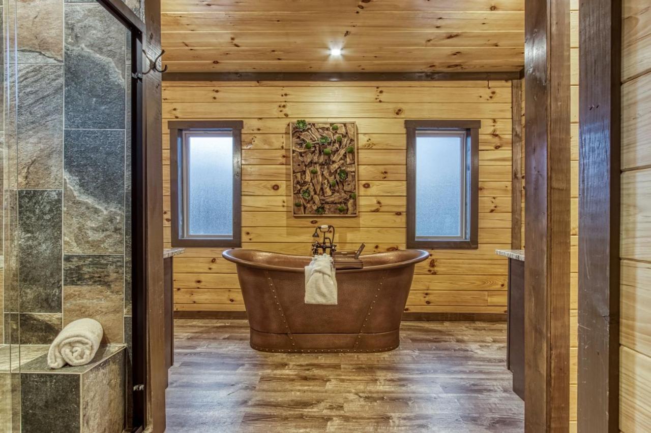 Ern823 - Eagle Falls - Great Location With Private Heated Indoor Pool! Close To Town! Holiday home *