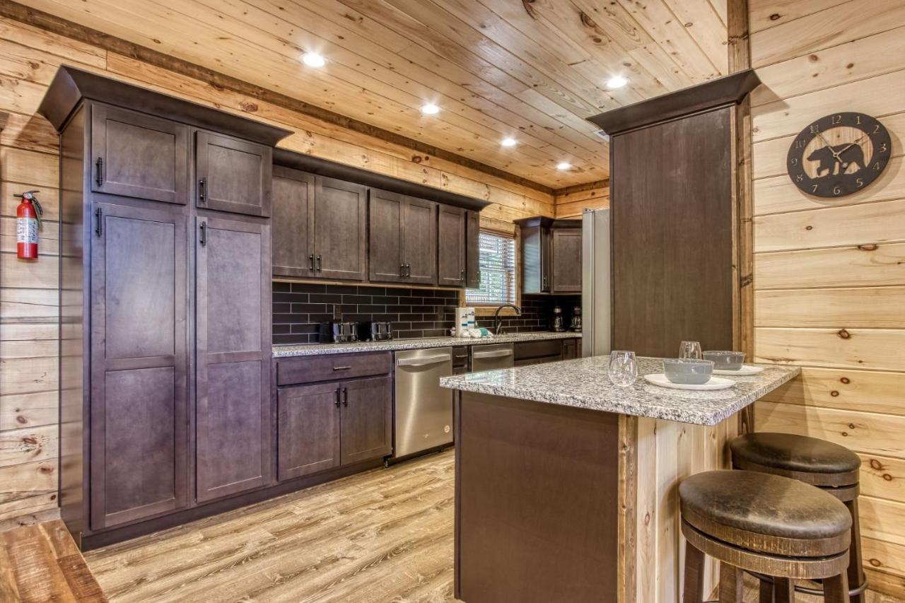 Ern840 - Splashin' - Brand New With Indoor Pool! Great Location! Holiday home *