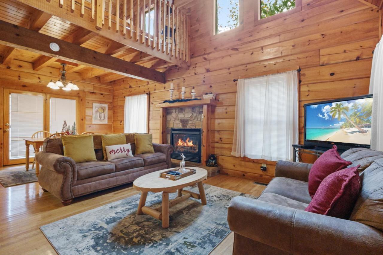 The Honey Pot, Hot Tub, Pool, 1089 Free Tickets Each Paid Day, Dollywood And Holiday home