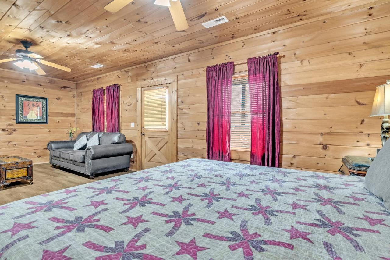 Reflections, Hot Tub, Pool, Wifi, 1089 Free Tickets Each Paid Day, Dollywood And Holiday home Pigeon Forge