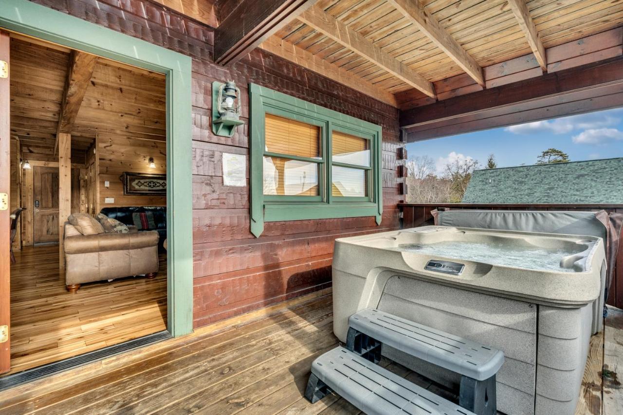 Reflections, Hot Tub, Pool, Wifi, 1089 Free Tickets Each Paid Day, Dollywood And Holiday home Pigeon Forge