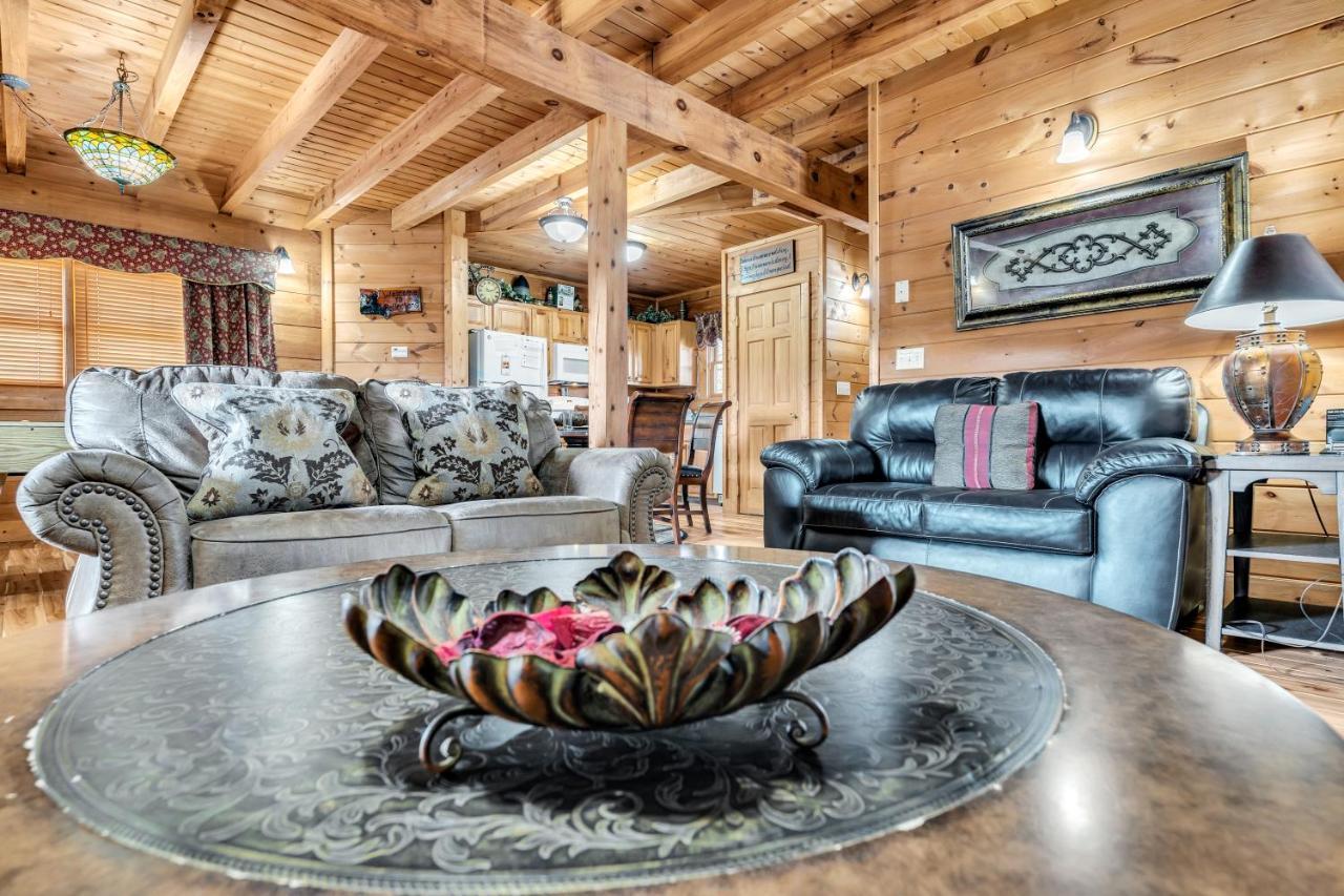 Reflections, Hot Tub, Pool, Wifi, 1089 Free Tickets Each Paid Day, Dollywood And Holiday home *