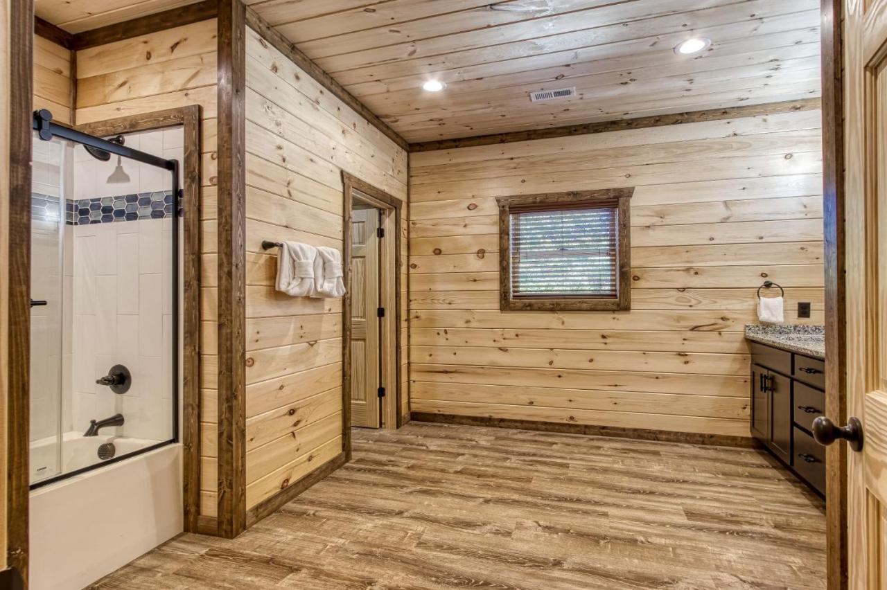 Ern840 - Splashin' - Brand New With Indoor Pool! Great Location! * Pigeon Forge