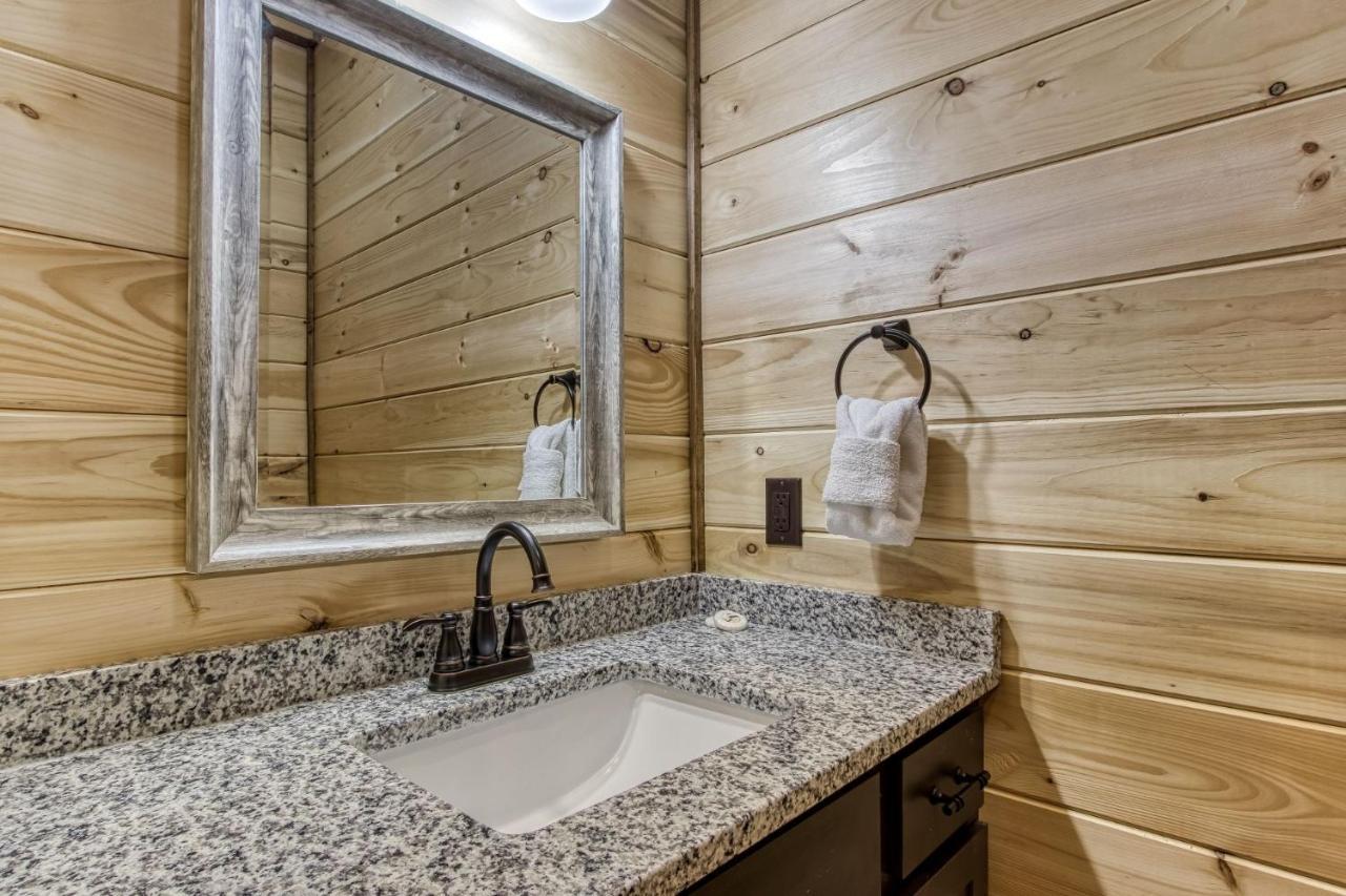 Ern840 - Splashin' - Brand New With Indoor Pool! Great Location! Holiday home Pigeon Forge