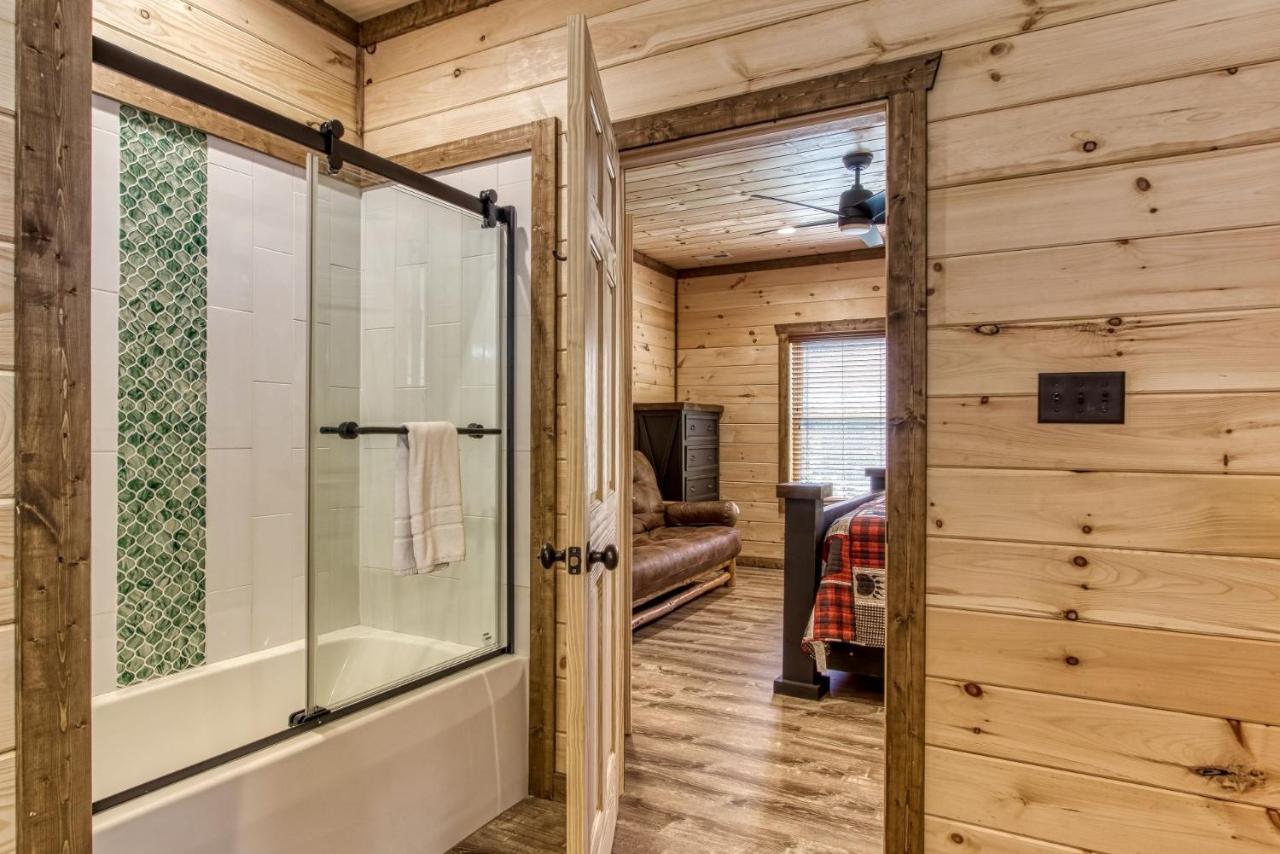 Ern840 - Splashin' - Brand New With Indoor Pool! Great Location! Holiday home Pigeon Forge
