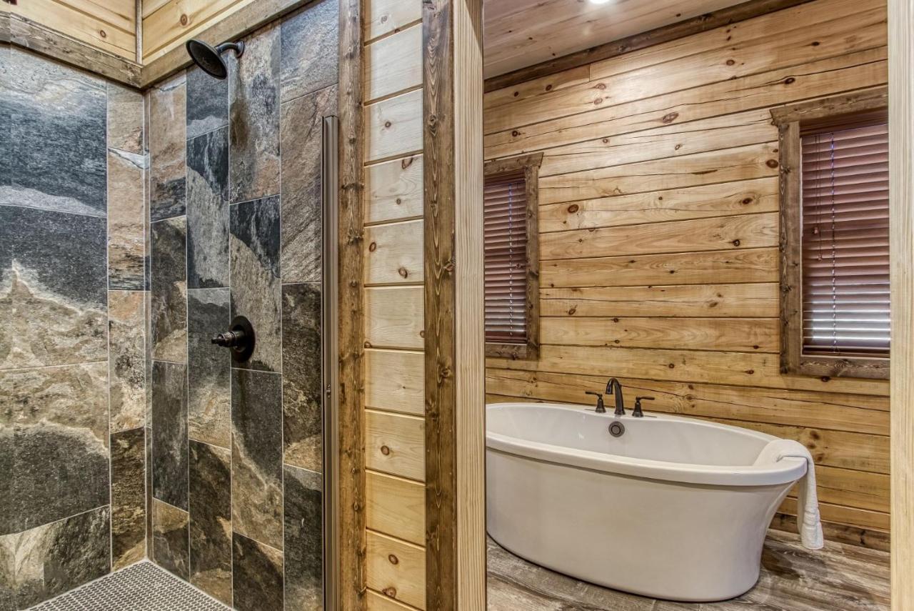 Ern840 - Splashin' - Brand New With Indoor Pool! Great Location! Holiday home Pigeon Forge