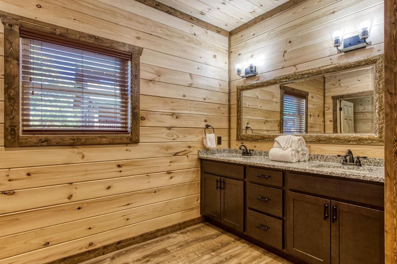 Ern840 - Splashin' - Brand New With Indoor Pool! Great Location! Holiday home Pigeon Forge