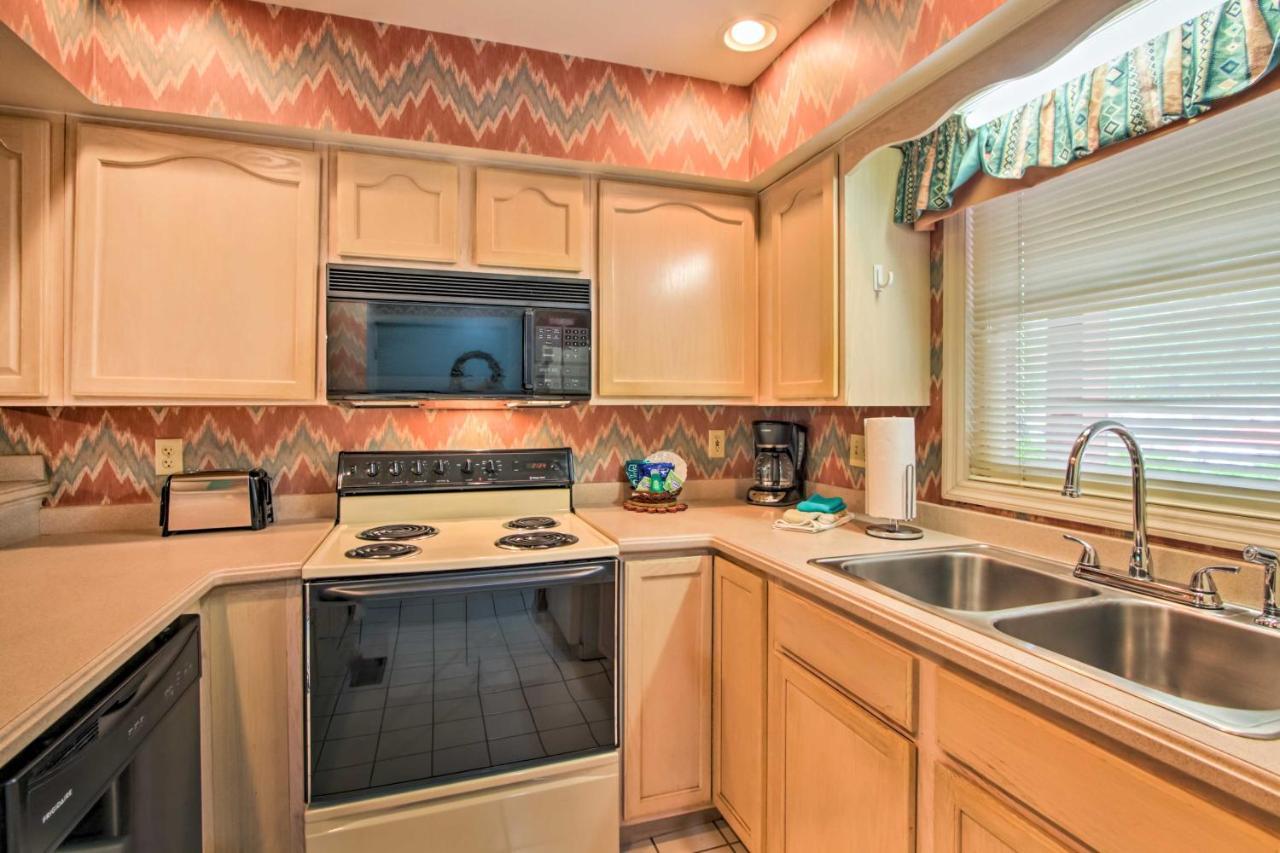 - Just 3 Mi To Dollywood! Apartment