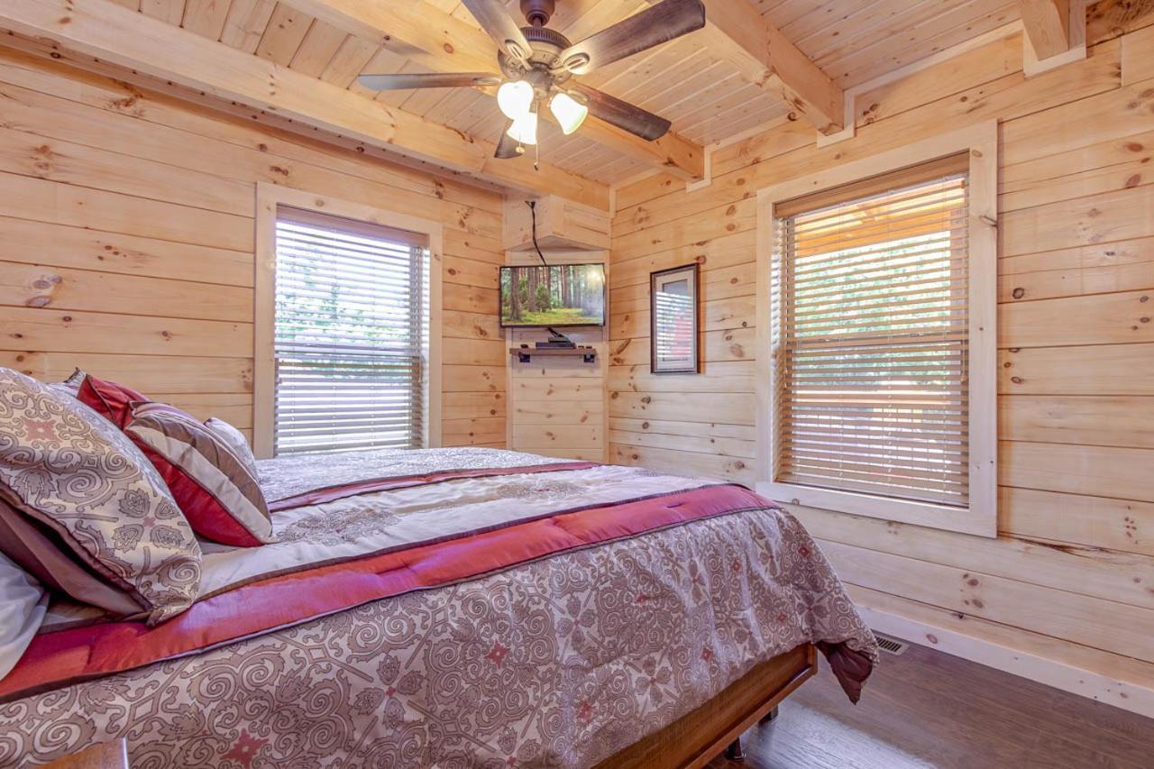 Pure Indulgence, 2 Bedrooms, Hot Tub, Pool Access, Theater Room, Sleeps 10 Pigeon Forge