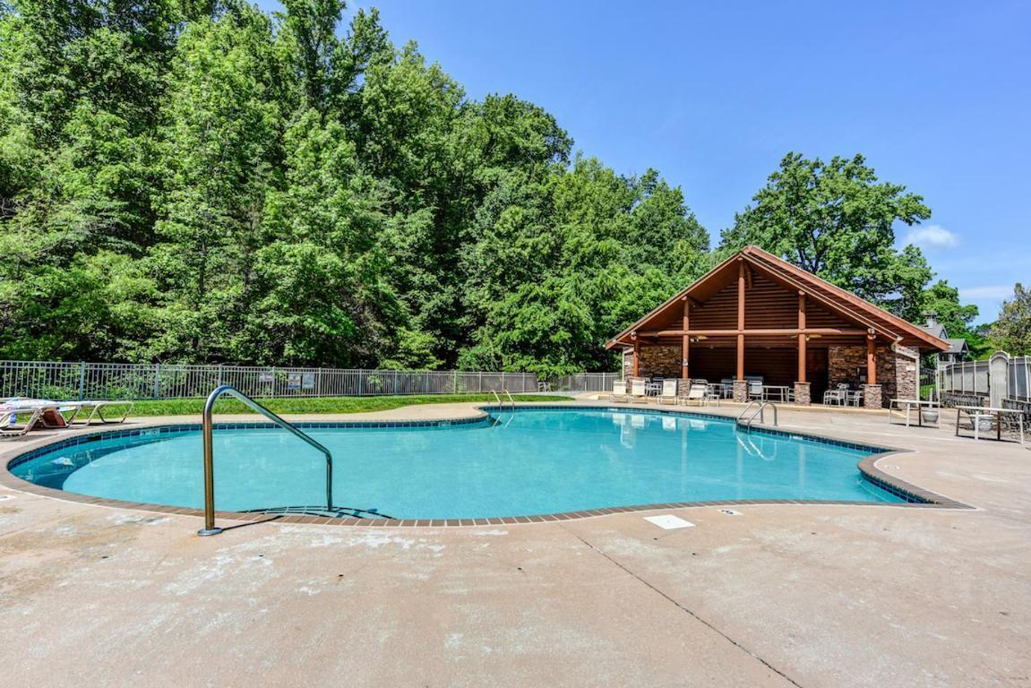 Pure Indulgence, 2 Bedrooms, Hot Tub, Pool Access, Theater Room, Sleeps 10 Holiday home Pigeon Forge