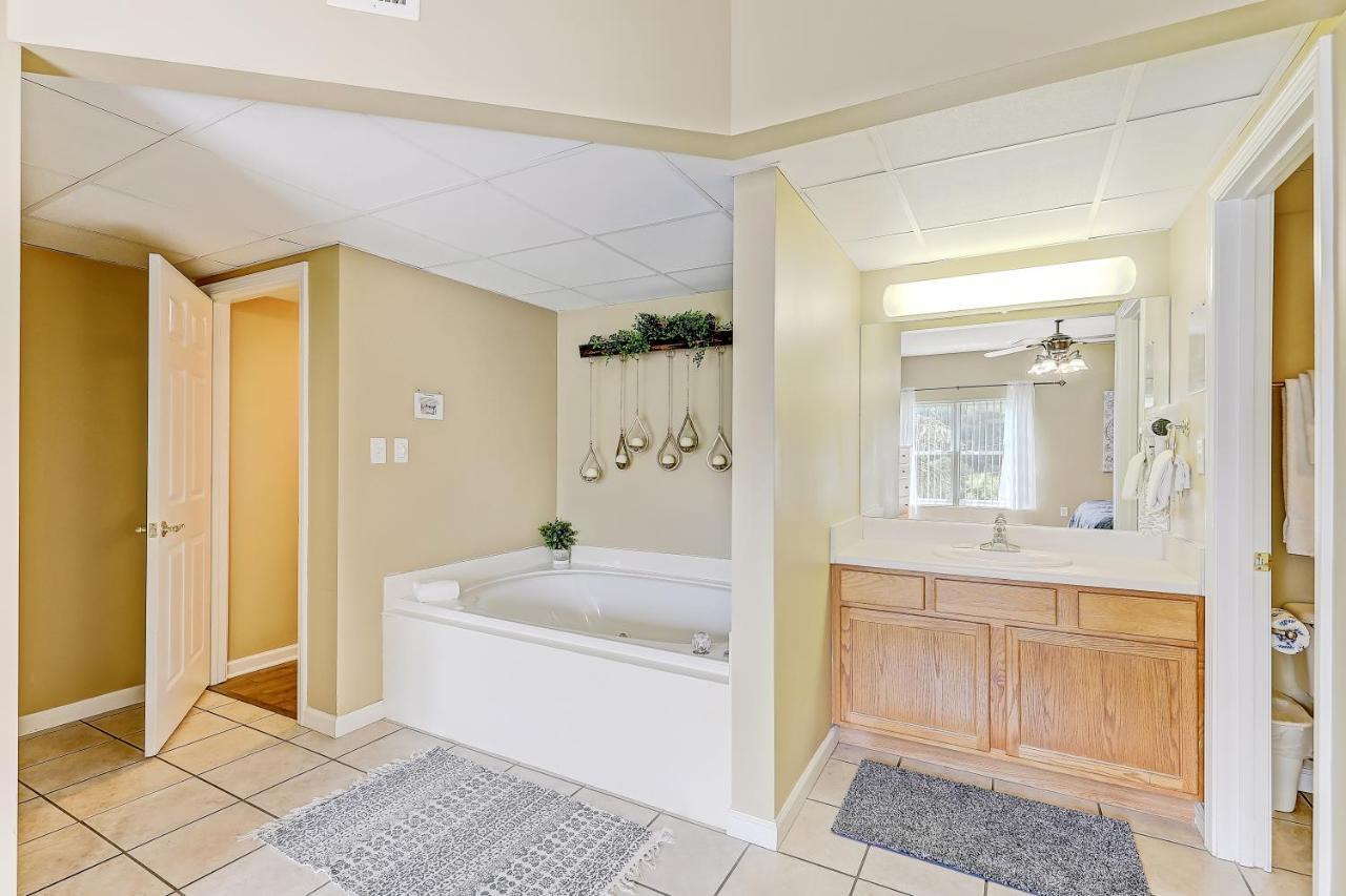 Apartment On Whispering Pines 531
