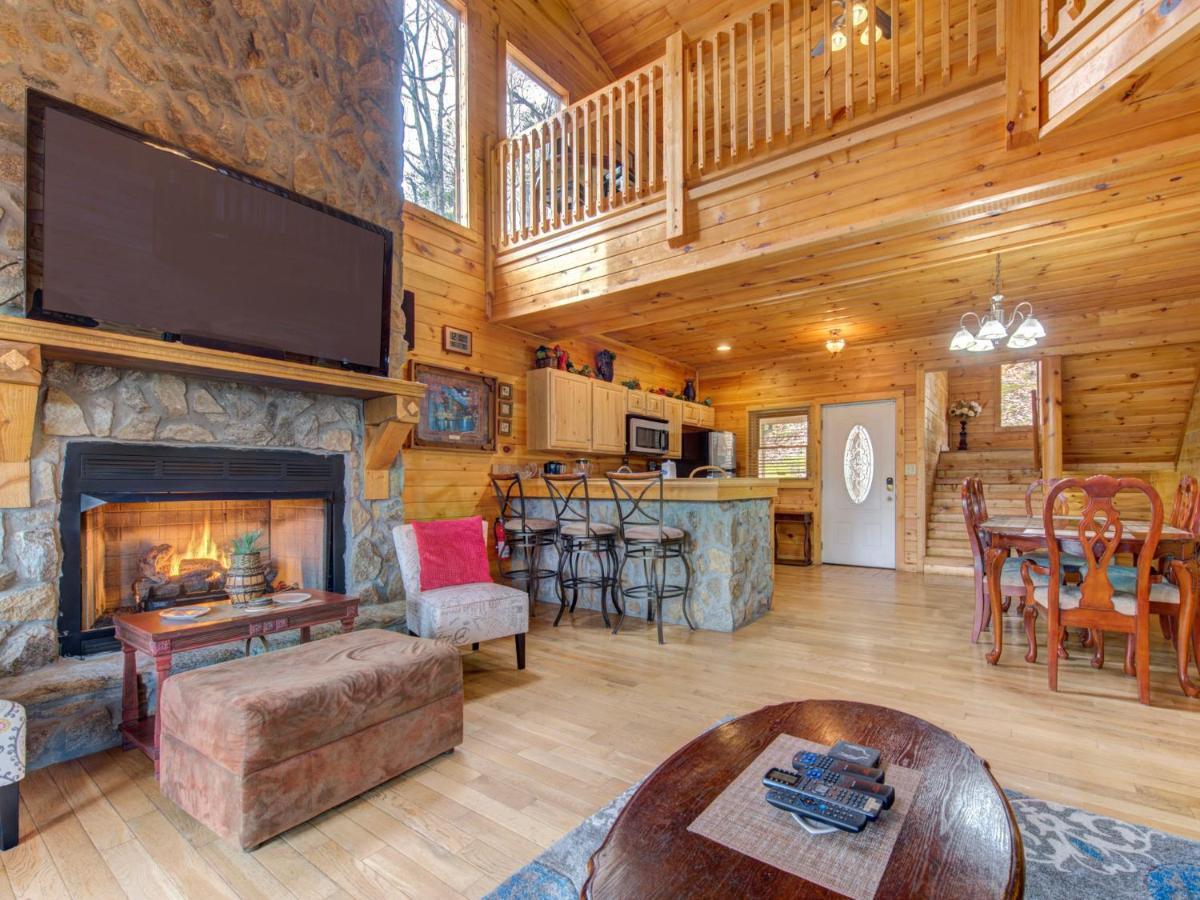 Splashing Sunrise, 2 Bedrooms, Private Pool, Arcade, Hot Tub, Sleeps 6 Holiday home Pigeon Forge