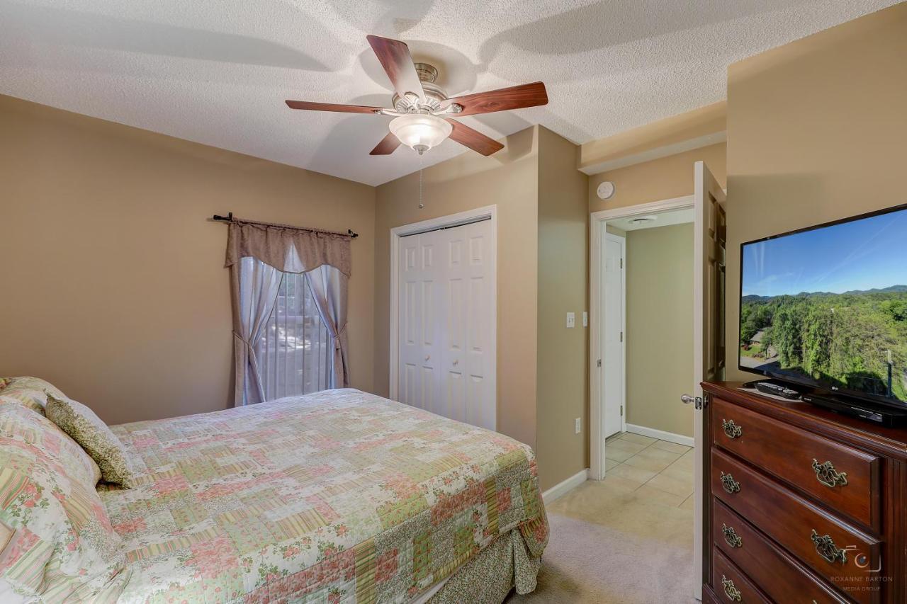 Easy Street Whispering Pines 211 Apartment *