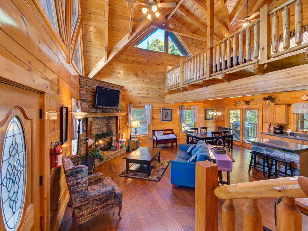 Moonlight Theater Lodge, 3 Bedrooms, Hot Tub, Pool, Sleeps 14 *