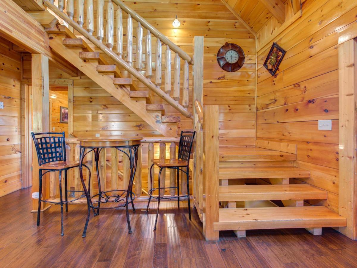 Moonlight Theater Lodge, 3 Bedrooms, Hot Tub, Pool, Sleeps 14 Holiday home Pigeon Forge