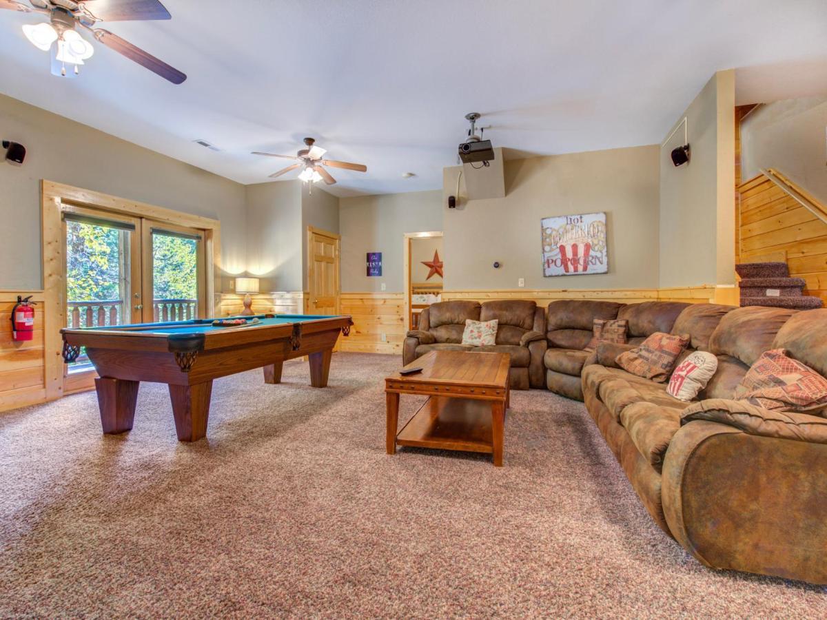 Moonlight Theater Lodge, 3 Bedrooms, Hot Tub, Pool, Sleeps 14