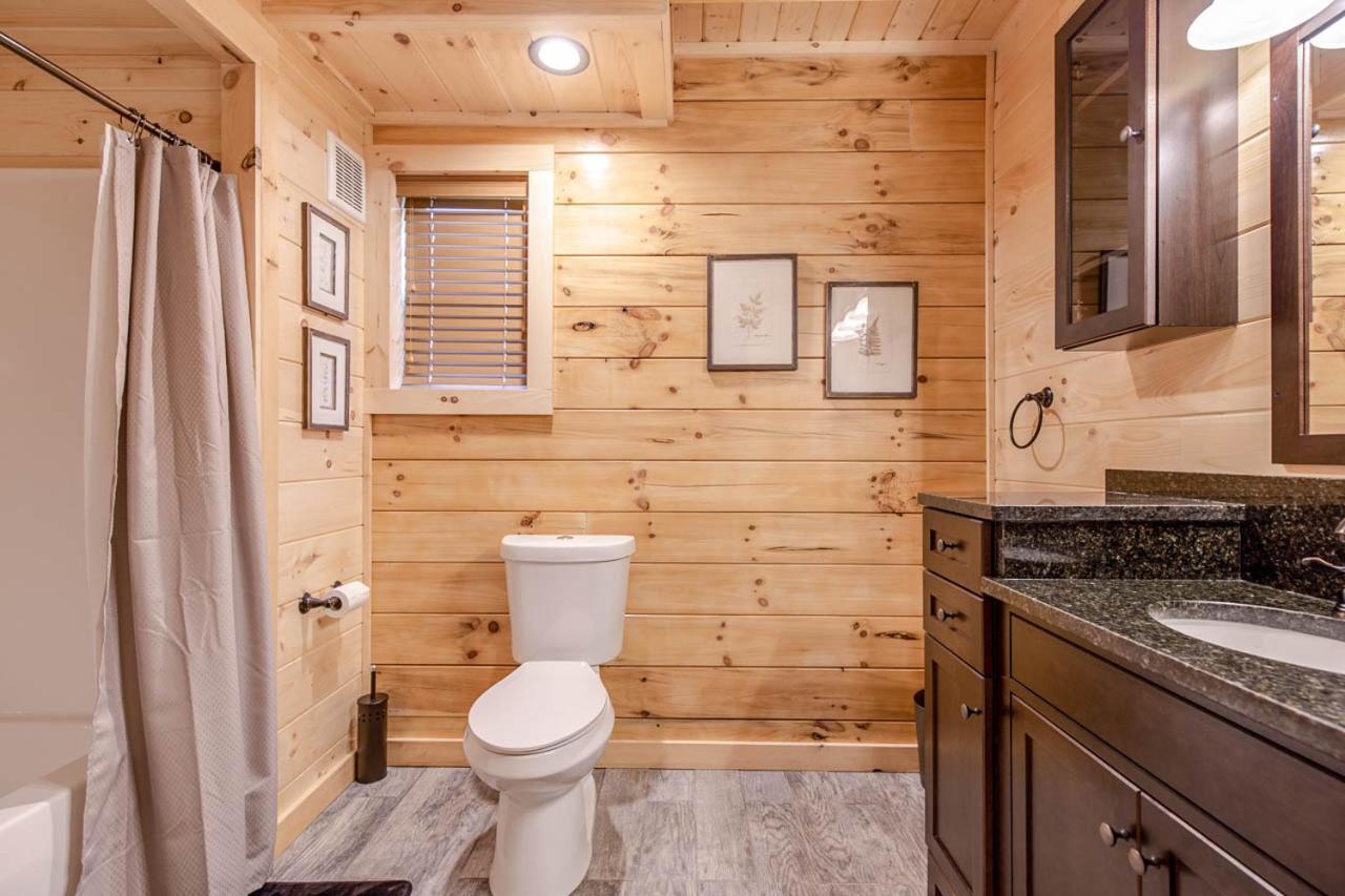 Pure Indulgence, 2 Bedrooms, Hot Tub, Pool Access, Theater Room, Sleeps 10