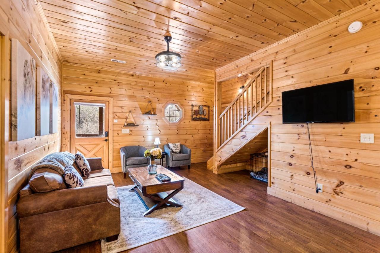 The Sly Fox - Recently Updated/ Ideal Pf Location * Pigeon Forge