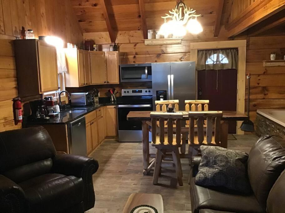 Dollywood! Brand New Dancing Bear 3-bear Tracks Holiday home