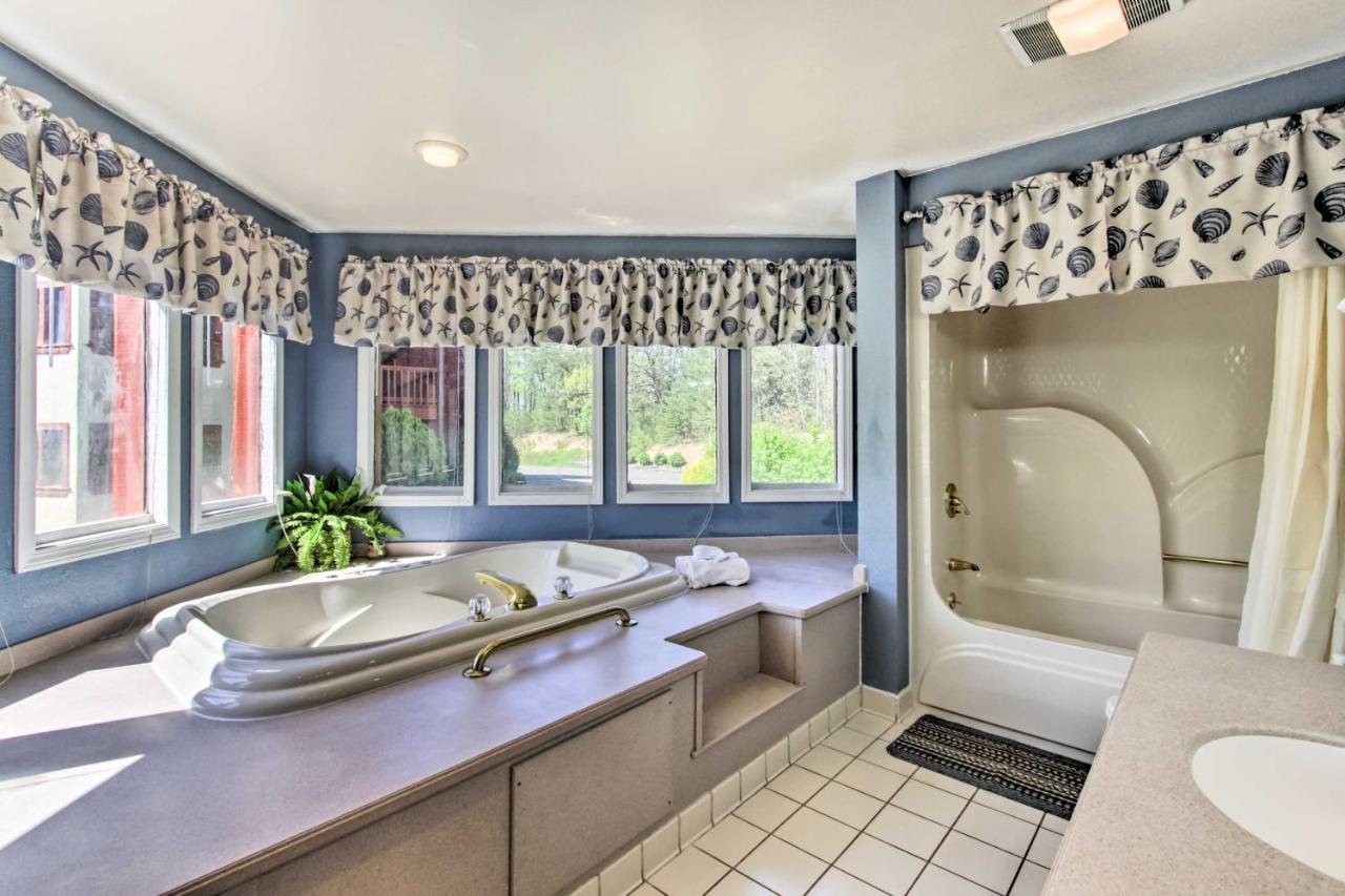 - Just 3 Mi To Dollywood! Apartment