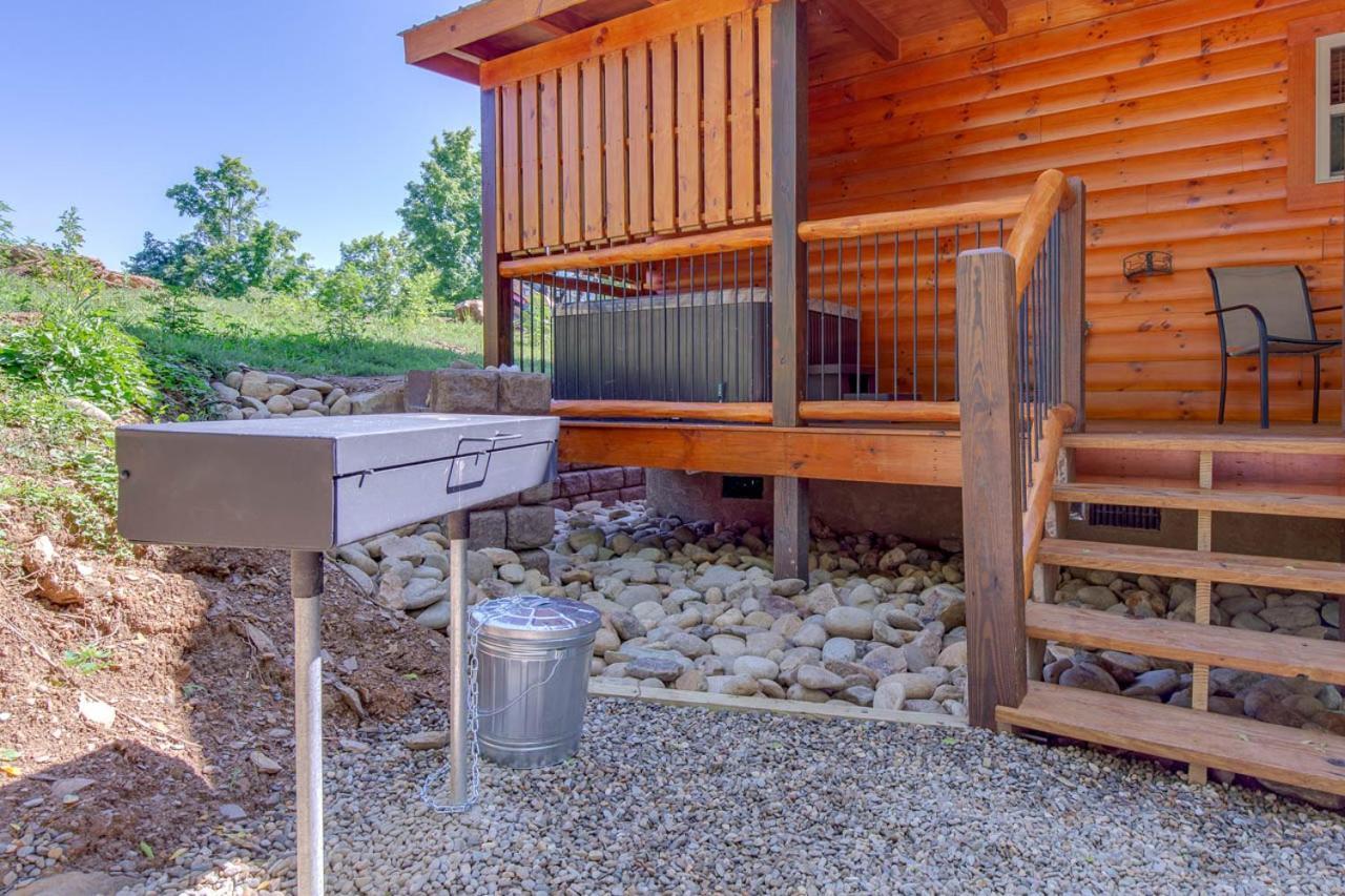 Pure Indulgence, 2 Bedrooms, Hot Tub, Pool Access, Theater Room, Sleeps 10 * Pigeon Forge