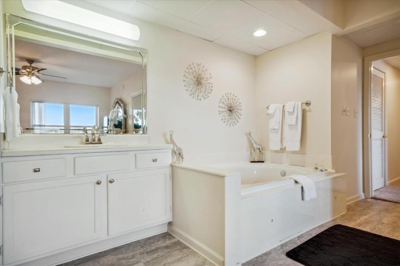 Apartment Whispering Pines 124 *