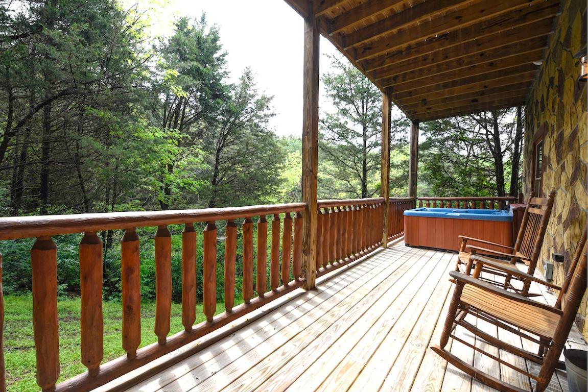 Moonlight Theater Lodge, 3 Bedrooms, Hot Tub, Pool, Sleeps 14 Holiday home Pigeon Forge