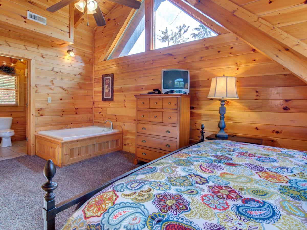 Holiday home Moonlight Theater Lodge, 3 Bedrooms, Hot Tub, Pool, Sleeps 14